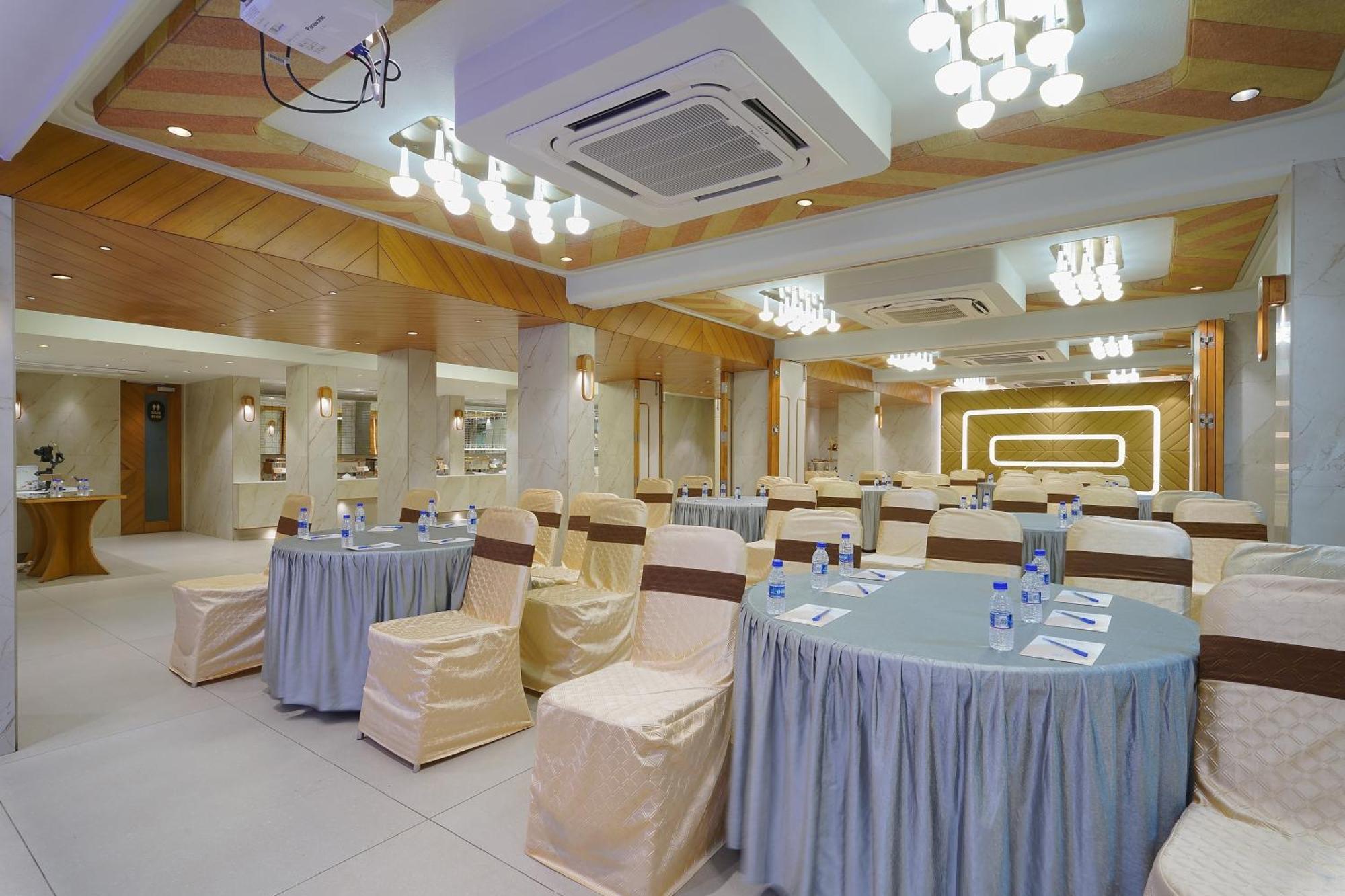 Artilla Inn Ахмедабад Экстерьер фото