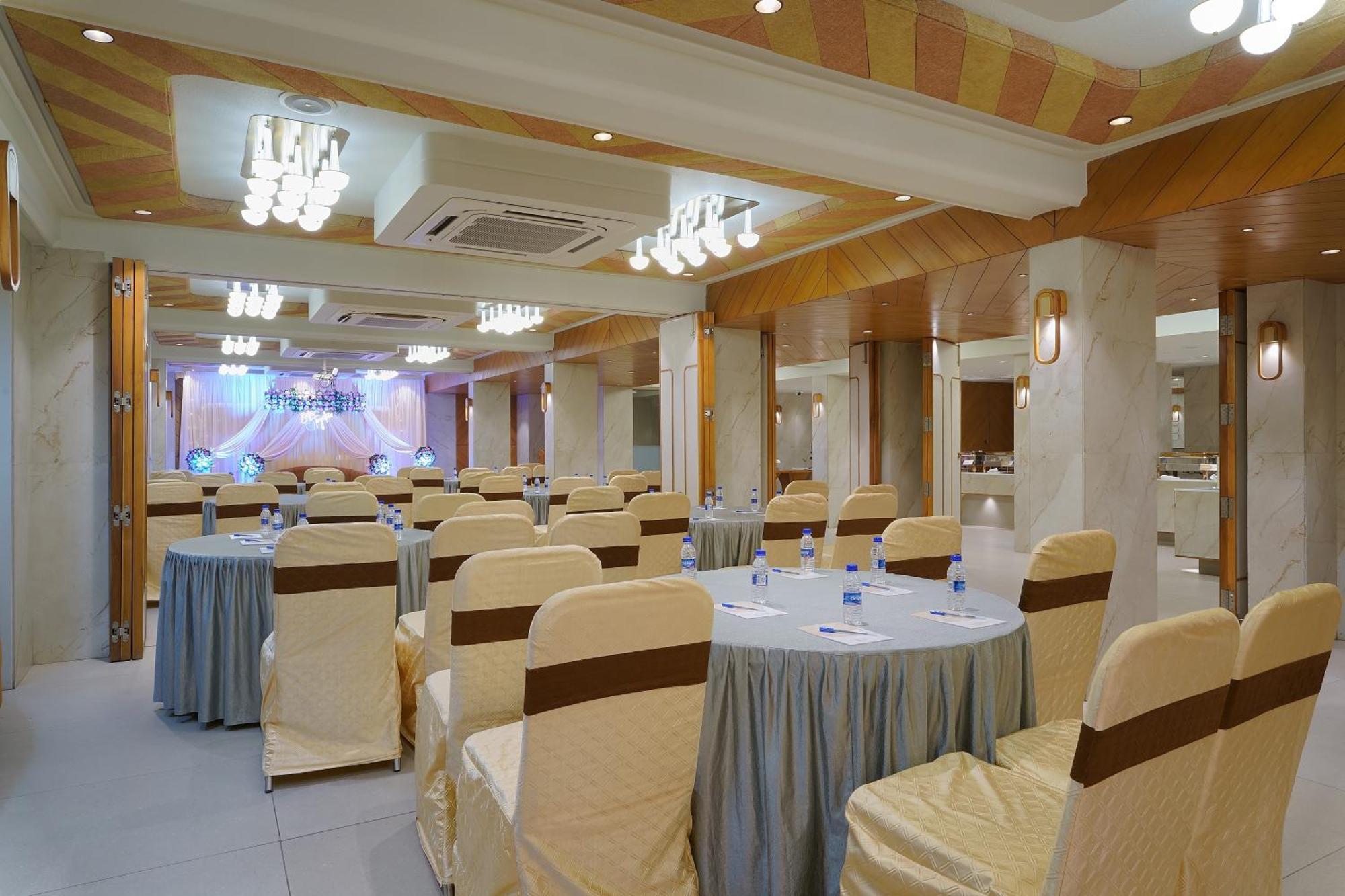 Artilla Inn Ахмедабад Экстерьер фото