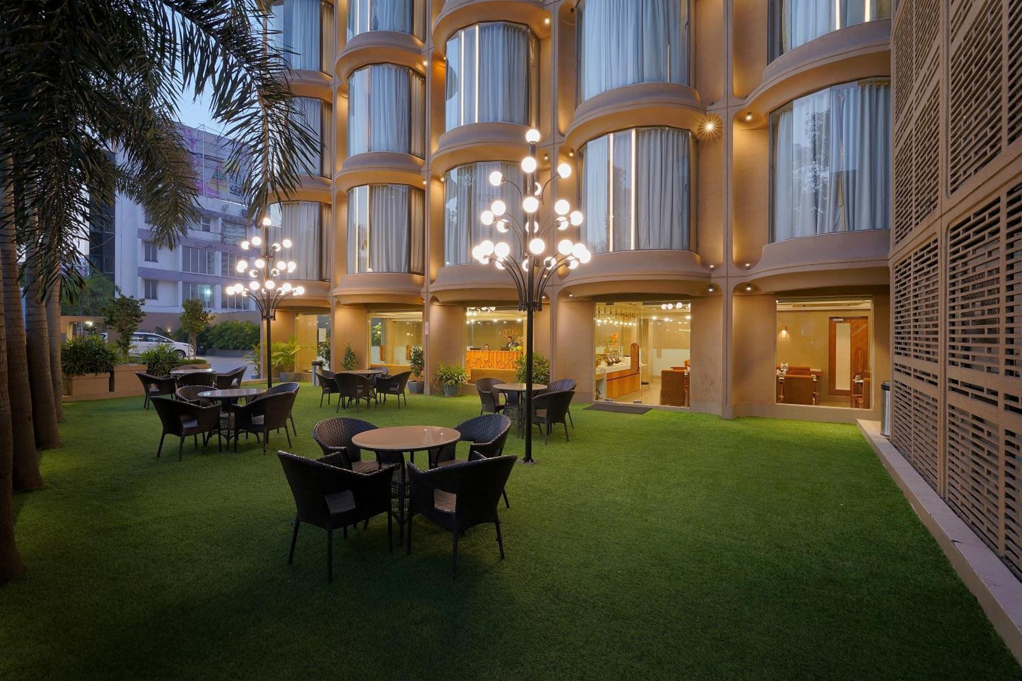 Artilla Inn Ахмедабад Экстерьер фото