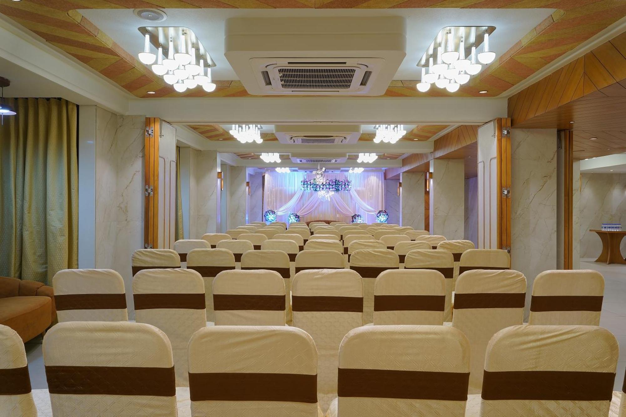 Artilla Inn Ахмедабад Экстерьер фото
