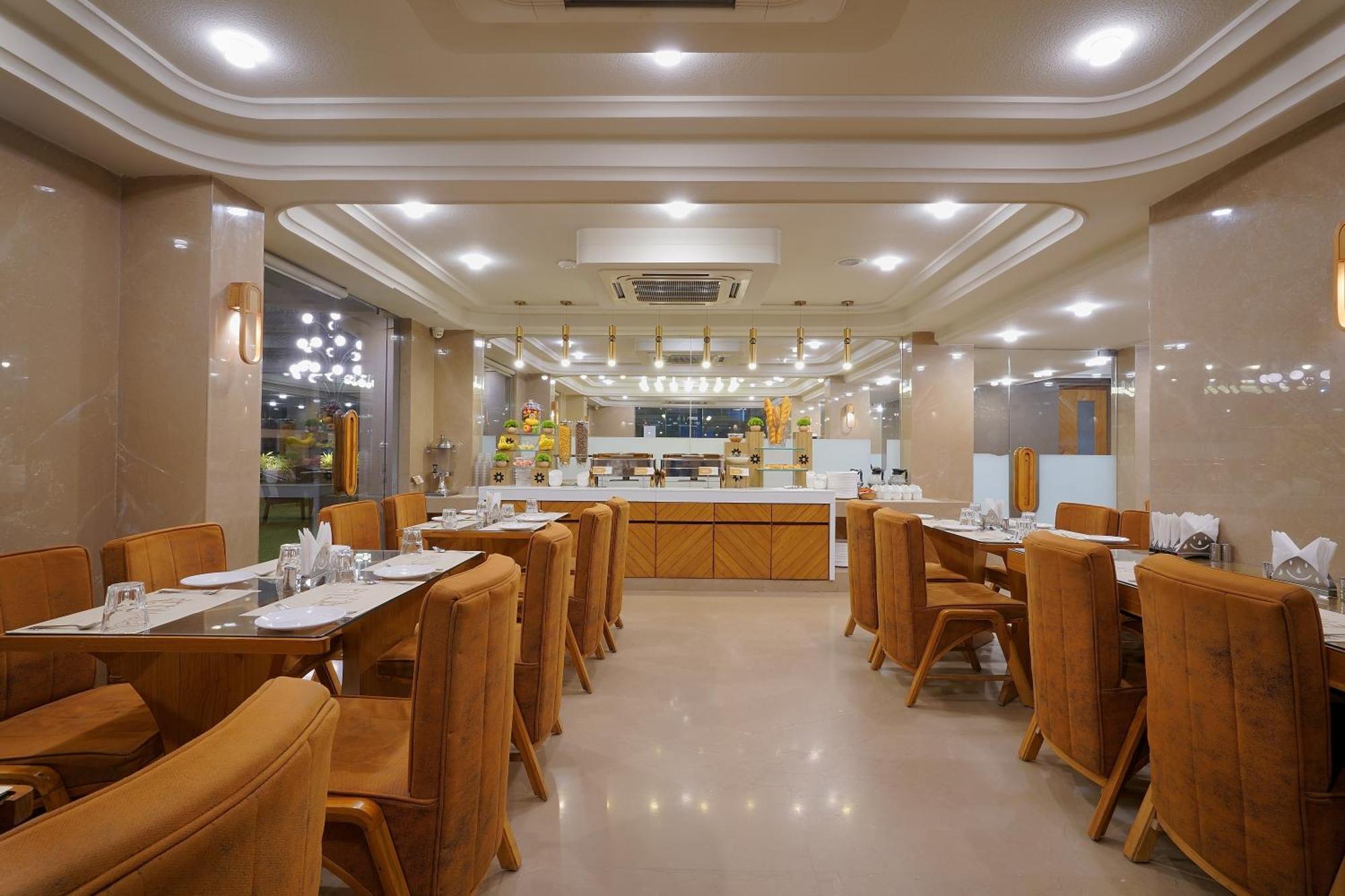 Artilla Inn Ахмедабад Экстерьер фото