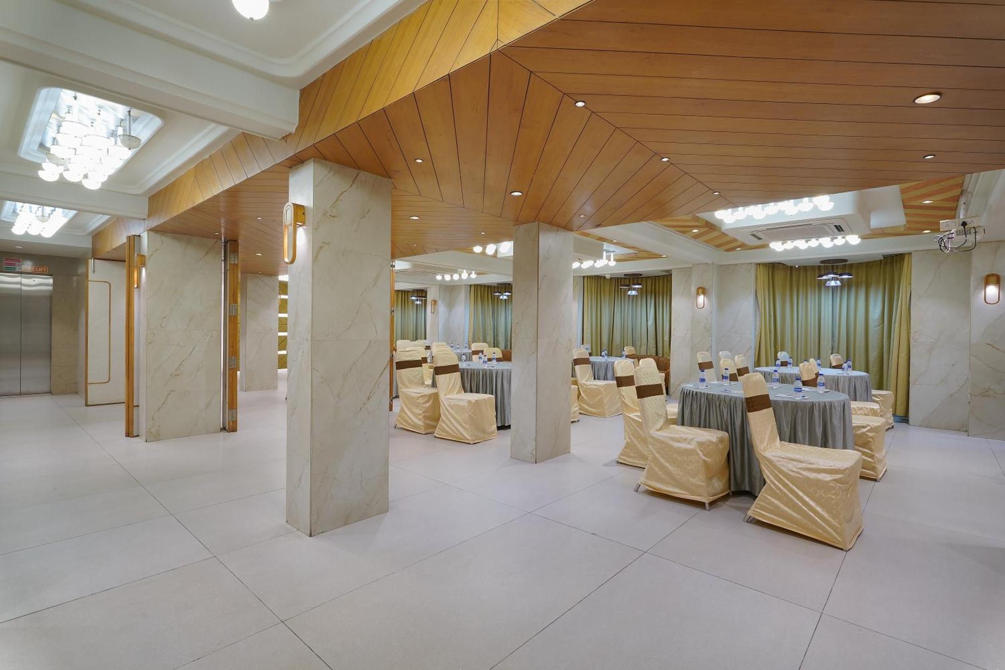 Artilla Inn Ахмедабад Экстерьер фото